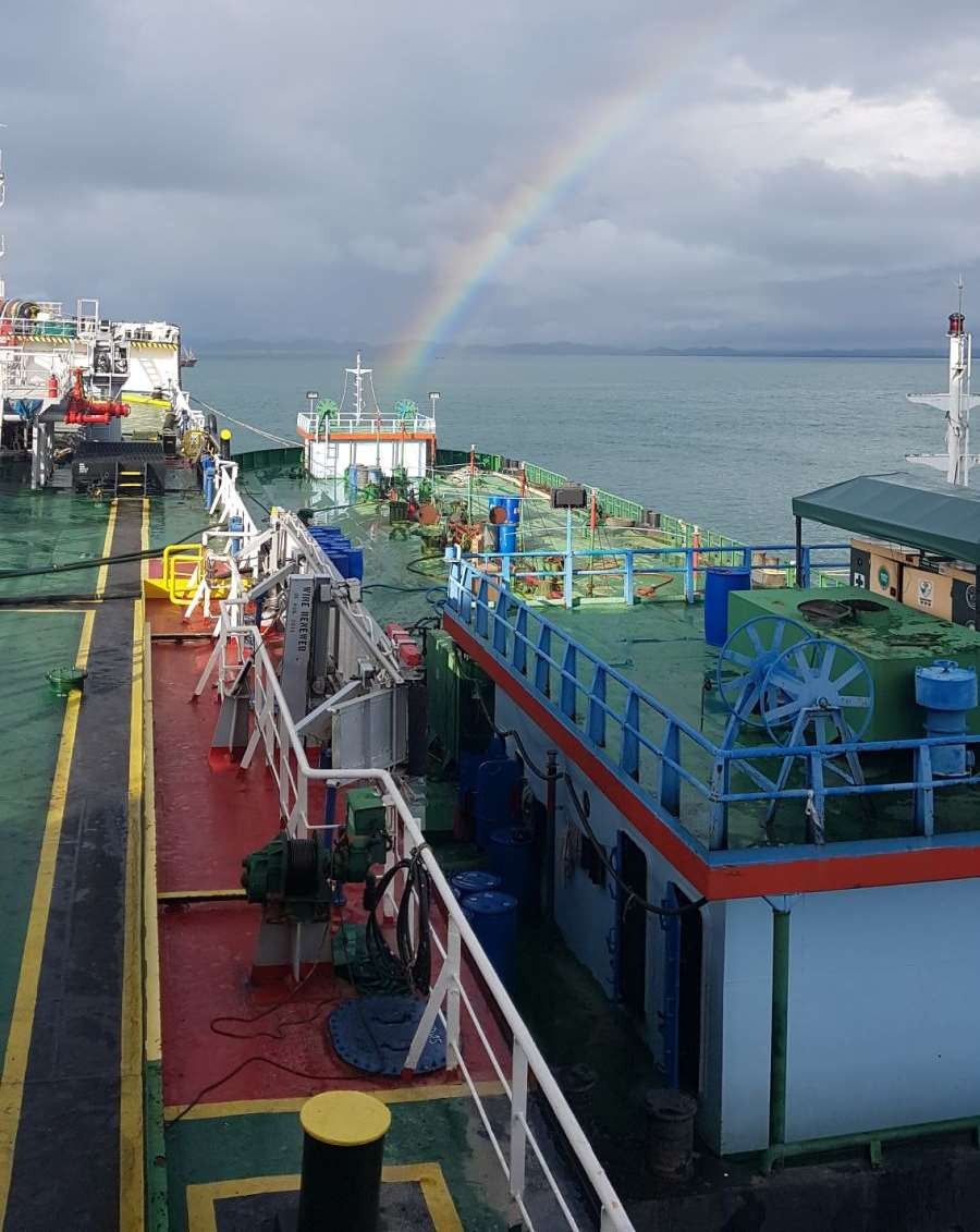 Bunkering vessel
